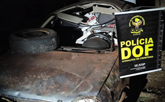 Casal capota carro carregado com cigarros contrabandeados ao tentar fugir da polícia