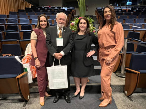 O presidente de honra da Abel Florian Augusto Coutinho Madruga, com as servidoras Tatiane Cristina da Silva Moreno, Ligia Galando Montilha e Luci Mara Tamisari Areco.
