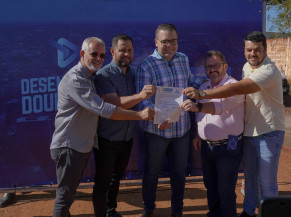 Laudir durante a assinatura da ordem de serviço/Crédito: Assessoria