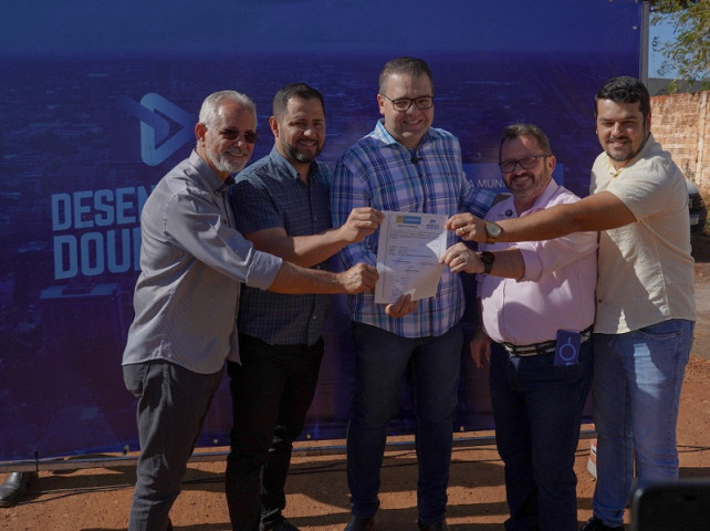 Laudir durante a assinatura da ordem de serviço/Crédito: Assessoria
