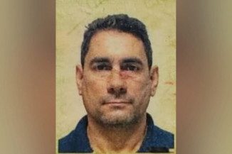 Pneu de carreta estoura e homem morre na varanda de casa