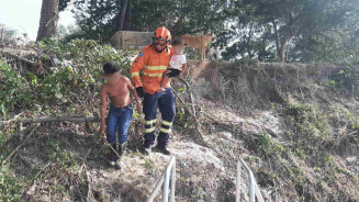 Crianças estavam entre os resgatados (Foto: Divulgação Corpo de Bombeiros)