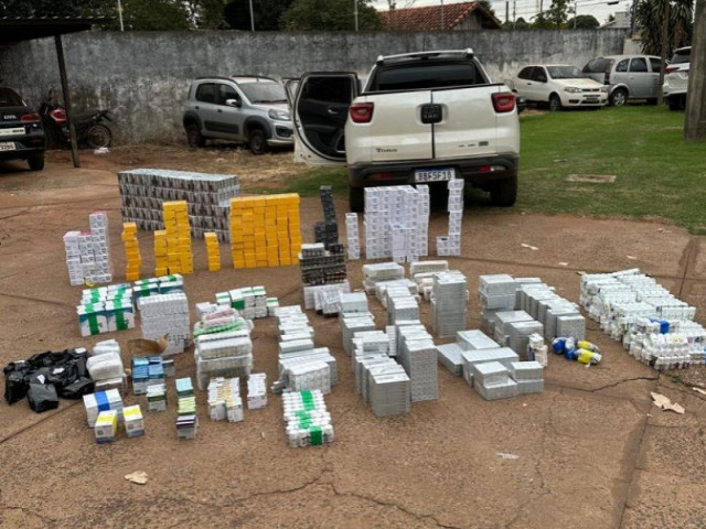 Em vistoria no automóvel, foram localizados diversos volumes contendo anabolizantes, telefones celulares, cigarros eletrônicos e um rádio comunicador (Foto PC MS)