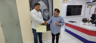 Robson Dantas, que já possui todos os documentos habilitantes para exercer a profissão no Paraguai, recebeu diploma de Carlos Bernardo