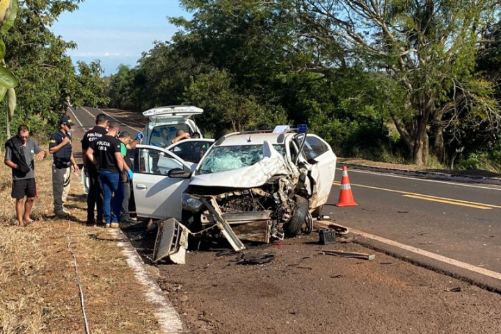 A frente do carro ficou destruída (Foto: Jornal O Pantaneiro)