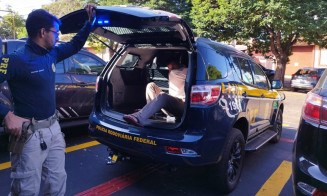 Um dos presos chegando à sede da delegacia de Dourados (Foto: Divulgação/PCMS)