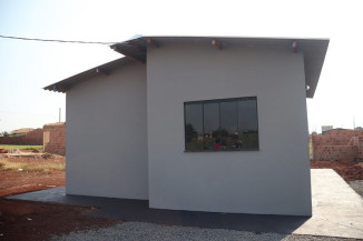 Os terrenos têm dimensão de 10 m x 20 m e as casas pouco mais de 45 m².