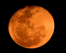 Lua na cor laranja na segunda-feira é reflexo das queimadas no Pantanal - Foto: Hedio Fazan