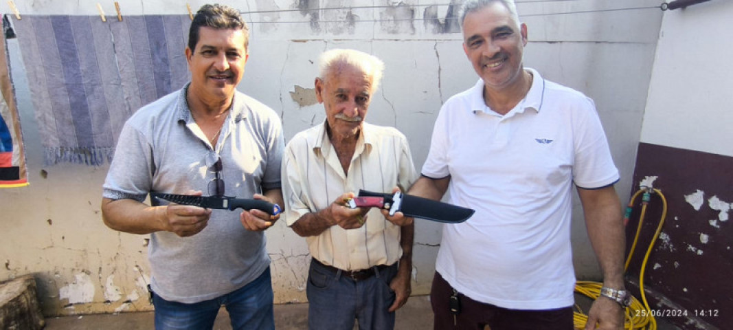 Luiz João entre os 'guerreiros' que salvaram sua vida e a dos dois netos; Foto: Arquivo Pessoal
