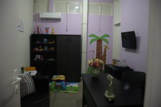 Além de oferecer privacidade, espaço dispõe de brinquedos, sofá, televisão e ar-condicionado. (Foto: Marcos Macedo)