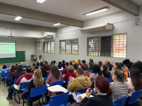 Administrativos da UFGD durante recente assembleia da categoria - Foto: Divulgação/Sintef