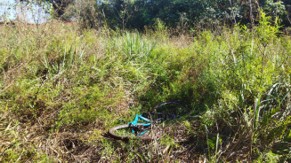 Bicicleta foi encontrada abandonada em matagal - Foto: PCMS