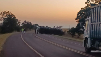 Trecho da BR-060 fica interditado após tombamento de carreta com diesel