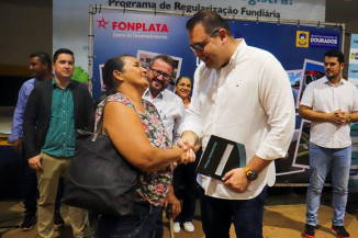 Prefeitura entrega escrituras de imóveis e assina mais de 200 contratos de programa habitacional