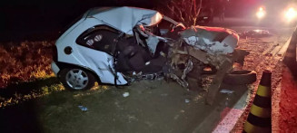 Corsa ficou destruído com o impacto - Foto: Amambai Notícias