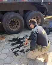 Motorista é preso com fuzis, pistolas e drogas escondidos em carga de abóbora