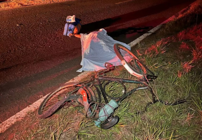 Bicicleta da vítima totalmente destruída. (Foto: Ivinotícias)
