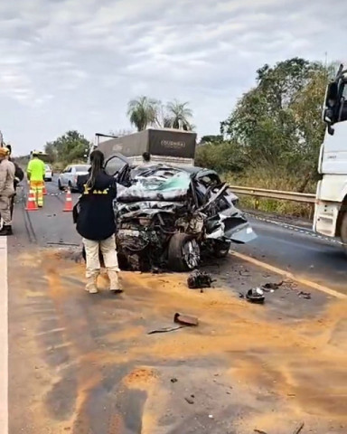 Pálio ficou destruído com o impacto da batida - Foto: Rio Brilhante em Tempo Real