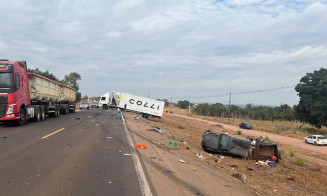 Por conta do impacto, o carro de passeio capotou várias vezes (Foto: Coxim Agora/Divulgação)