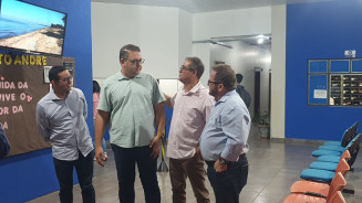 Cemar conversa com o prefeito Alan observado pelo secretário Waldno e pelo vereador Laudir