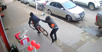 Dono de bike entra em luta corporal e com ajuda funcionários de ótica furto é impedido