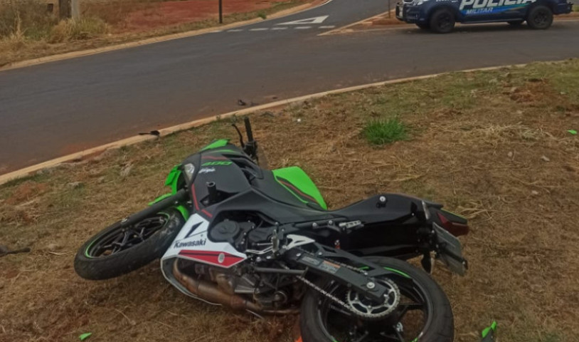A moto ficou totalmente danificada após o acidente (Foto: BNC Notícias)