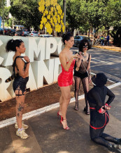 SexSHop douradense viraliza desfilando com chicotes na Afonso pena em Campo Grande