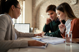 Por que contratar um advogado especialista em Direito Imobiliário para proteger seus investimentos?