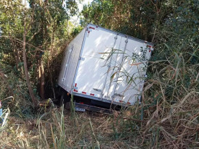 Durante fuga, motorista cai com caminhão lotado de drogas em ribanceira