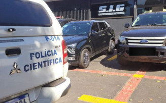 Caminhonete foi levada para a sede do SIG; Foto: Antonio Coca/Ponta Porã News