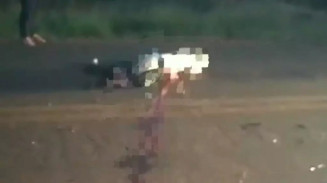 Corpo da vítima caído na rodovia antes do socorro (Foto: Reprodução/Ponta Porã News)