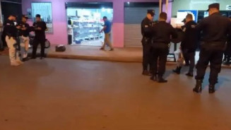 Ivan Carlos Rodríguez, uma das vítimas dos disparos, já foi transferido da Clínica San Lucas para Ponta Porã em uma ambulância (Foto Ponta Porã informa)
