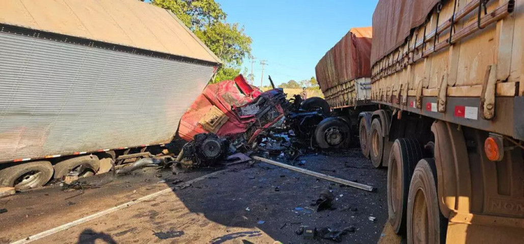 Cabine de uma das carretas ficou totalmente destruída com a batida