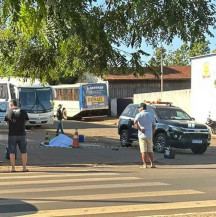 Mulher morre atropelada por carreta a caminho da igreja