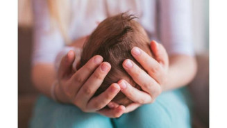 Bebê com 5 dias morre engasgada com leite materno