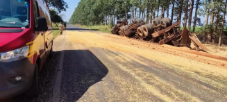 Carreta tomba na BR-376 entre Ivinhema e Deodápolis (Foto: Divulgação CBM/ Jornal da Nova)