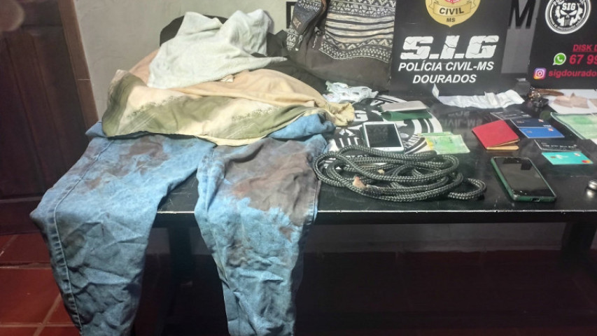 A polícia apreendeu roupas da mulher com sangue, além de celular e cartões da vítima