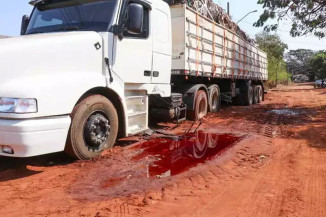 Camihão foi apreendido com drogas e ficou atolado em frente à Denar. (Foto: Henrique Kawaminami/Campo Grande News)