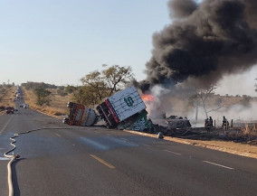 Carretas pegam fogo em acidente na M-306