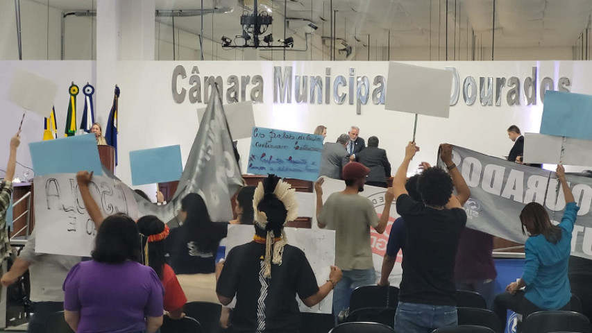 Com faixas e cartazes, educadores pediam adiamento da votação