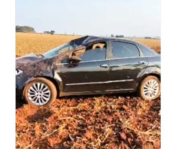 Carro capotou ao subir em morro de terra - Foto: Reprodução/Sidnei Bronka