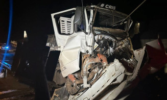 Acidente entre caminhões deixa motorista ferido na BR-267