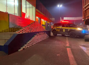 Motorista tenta fugir e é preso durante abordagem com mais de 400 kg de cocaína