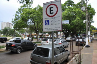 Vereadores derrubam veto que queria barrar isenção de pessoas com deficiência no parquímetro