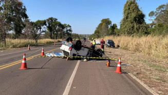 Veículo que a vítima conduzia capotou e parou com as 4 rodas para cima (Foto: Rones Cezar Leal;Alvorada Informa)