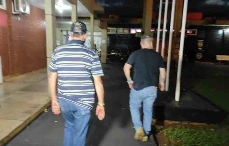 Givaldo (de preto) foi preso acusado como mandante do crime