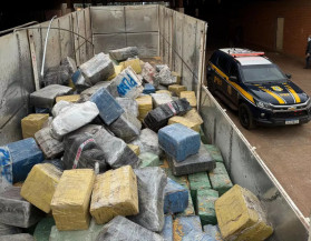 Policiais encontram quase 11 toneladas de maconha em carga de milho