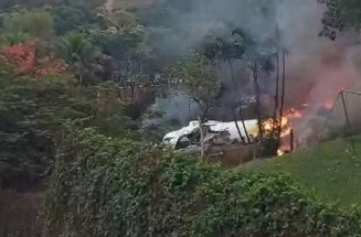 Vinte e um corpos são retirados de destroços de avião que caiu em SP