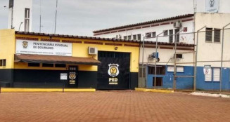Policiais apreendem garrafas com maconha e celulares em presídio