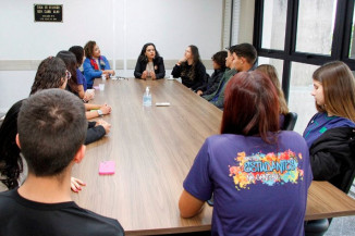 Estudantes puderam conversar com a deputada e acompanhar a sessão plenária
